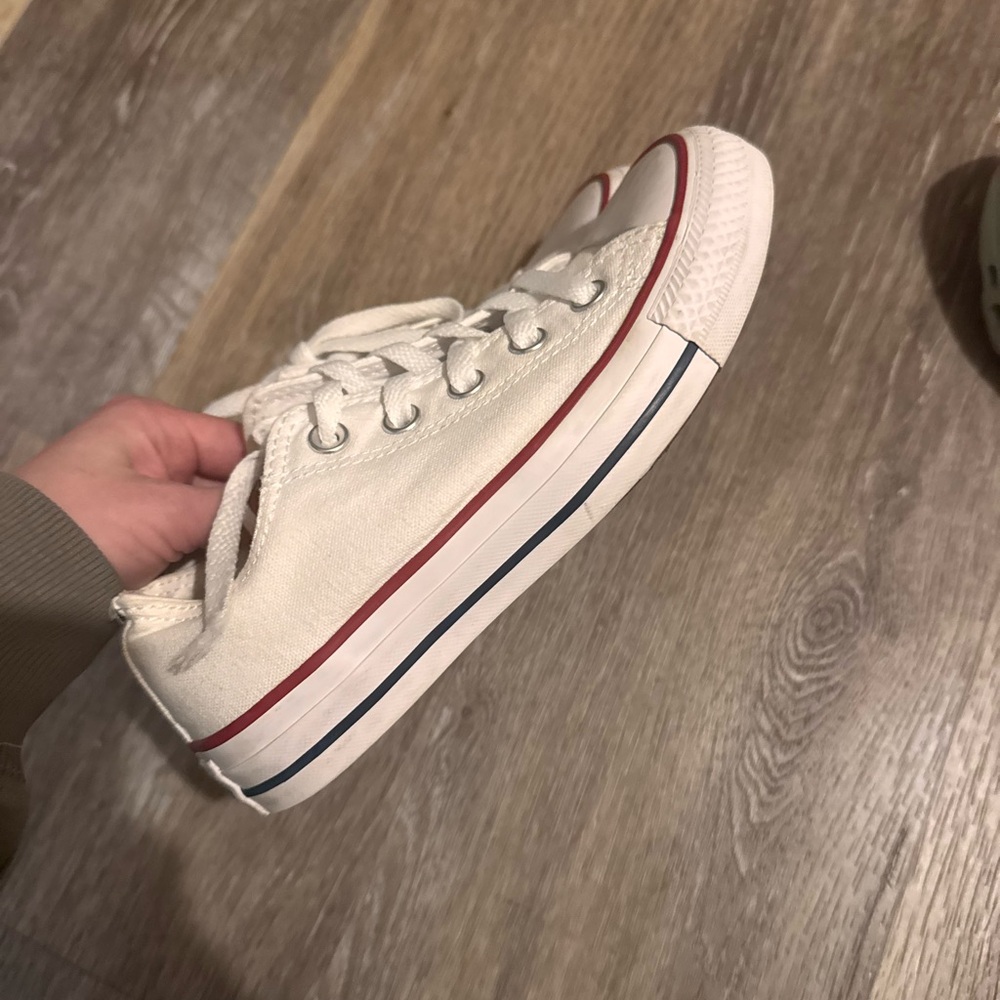 Women’s Converse chucks White Sneakers Like new size 5
